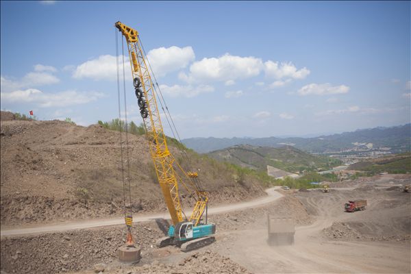 安博官网体育(中国)有限公司官网
智能履带式强夯机助力承德机场建设