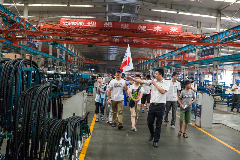 开挖机，坐游艇、飞机 安博官网体育(中国)有限公司官网
智能开展员工家属开放日活动
