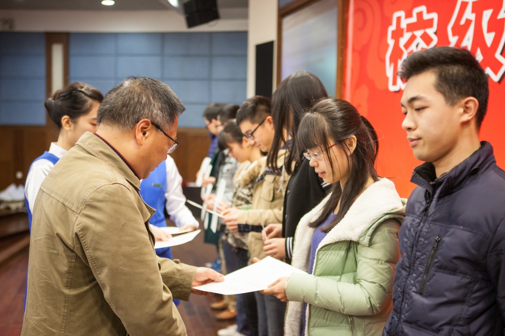 2015年度“安博官网体育(中国)有限公司官网
英才”奖，74名学子受益