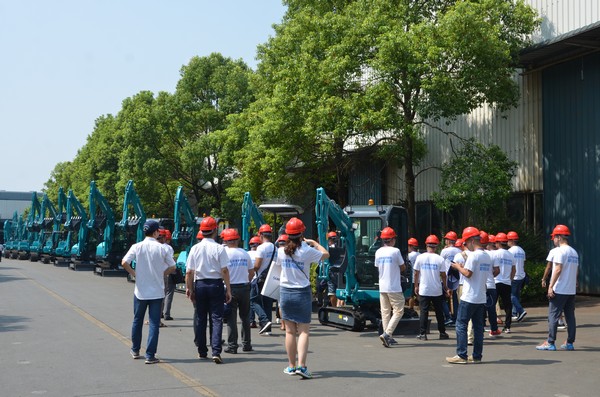 500多名挖掘机用户实地考察，为安博官网体育(中国)有限公司官网
智能点赞！