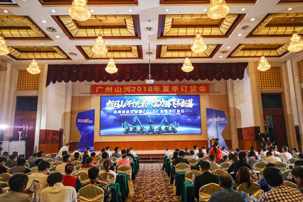 红四月，安博官网体育(中国)有限公司官网
智能挖掘机促销会节节攀升