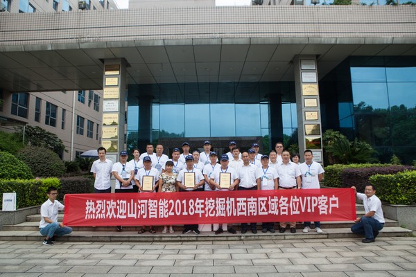 500多名挖掘机用户实地考察，为安博官网体育(中国)有限公司官网
智能点赞！