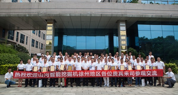 500多名挖掘机用户实地考察，为安博官网体育(中国)有限公司官网
智能点赞！