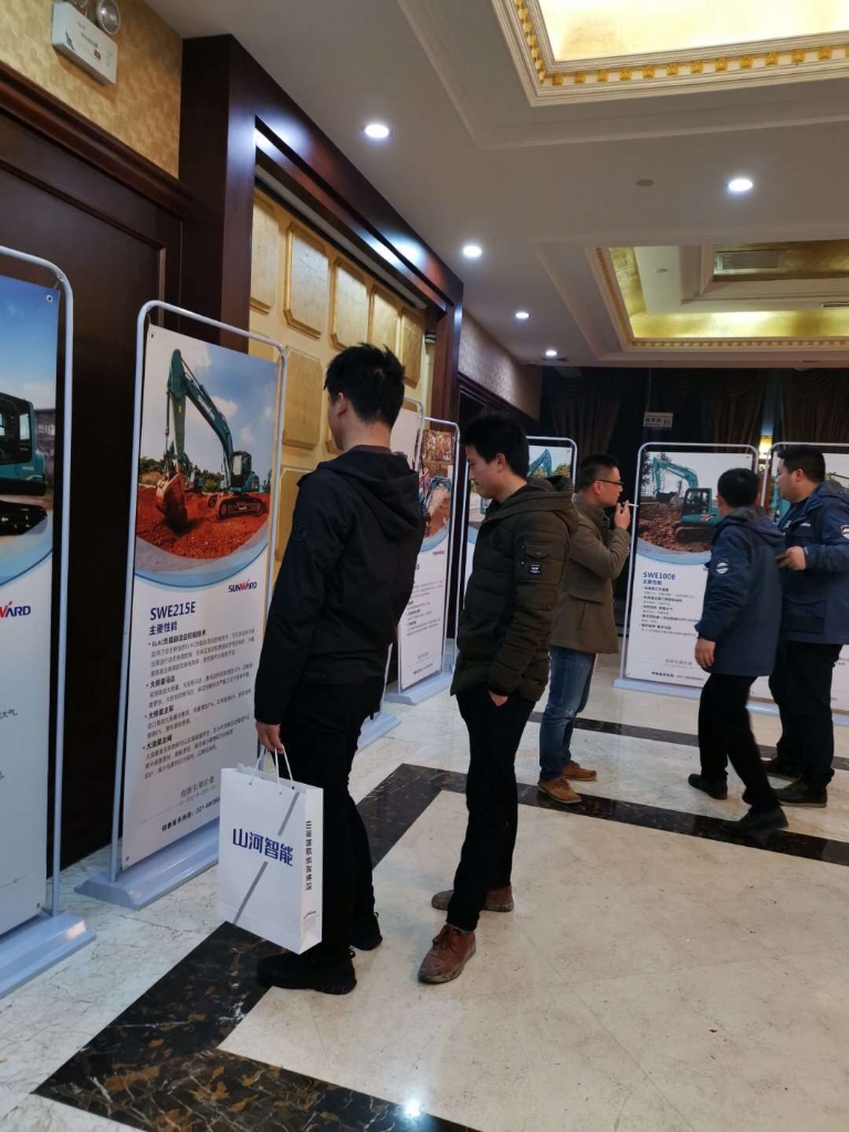 订货会场锦旗飘飘，客户称买挖机就买安博官网体育(中国)有限公司官网
智能