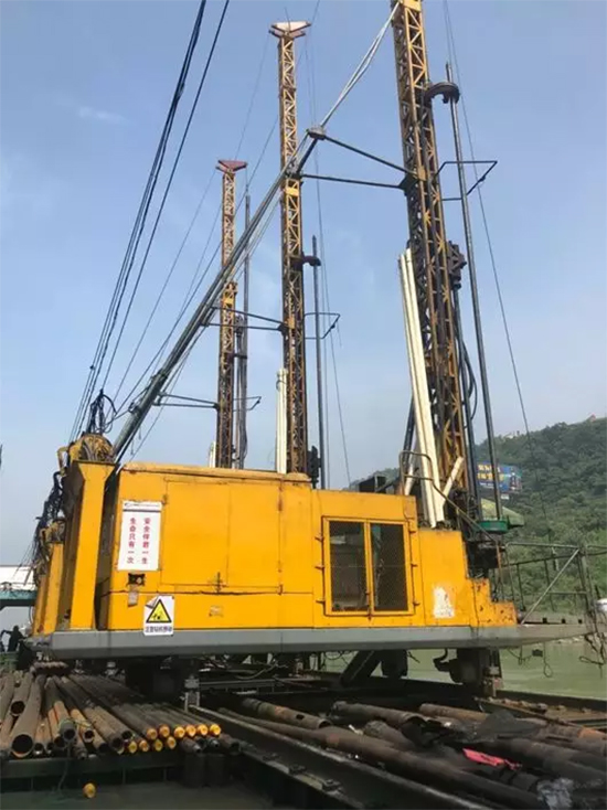 打造长江黄金水道！安博官网体育(中国)有限公司官网
智能航道钻机轻松搞定水下礁石
