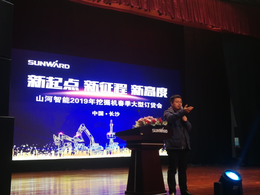 订货会场锦旗飘飘，客户称买挖机就买安博官网体育(中国)有限公司官网
智能
