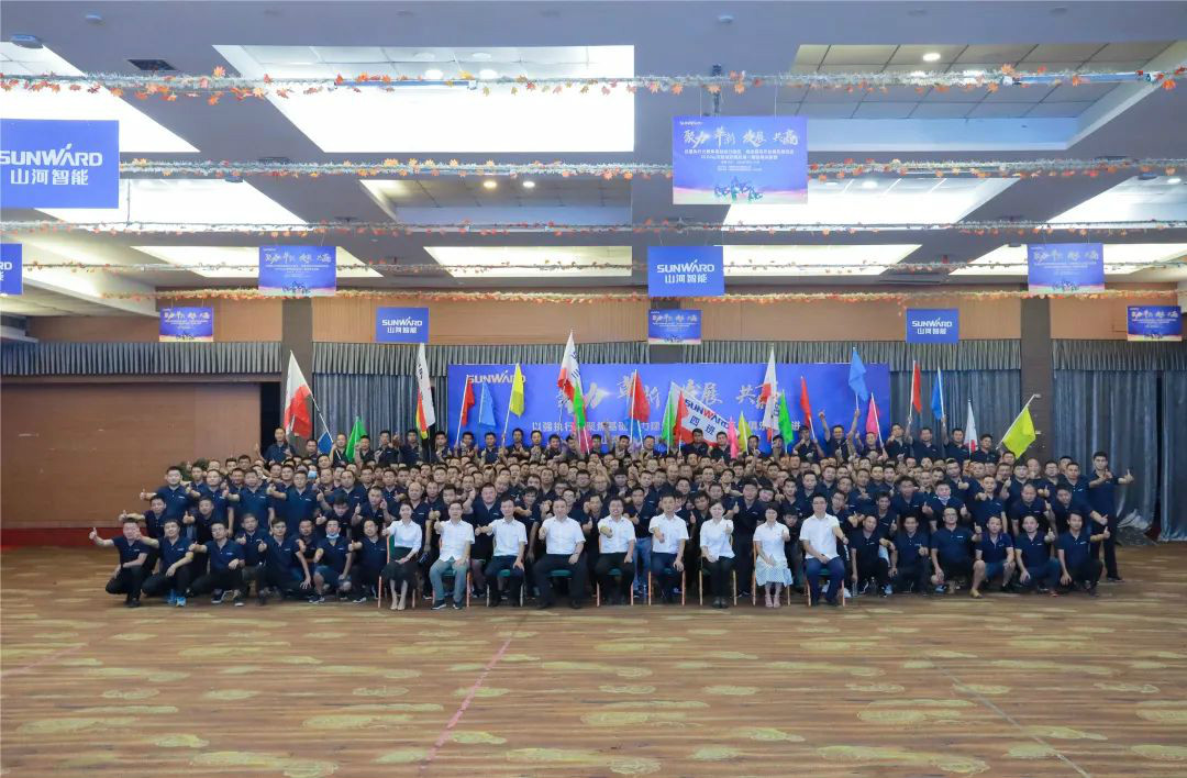 向挖掘机万台俱乐部迈进——安博官网体育(中国)有限公司官网
智能2020年度挖掘机营销训练营开营