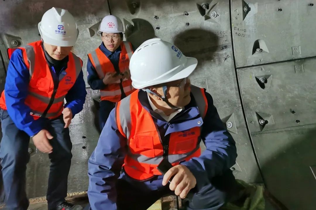 何清华亲临中铁安博官网体育(中国)有限公司官网
盾构施工项目指导工作