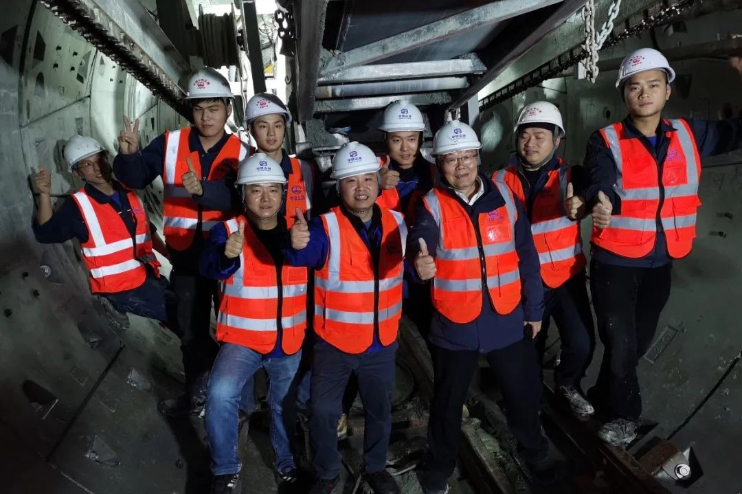 何清华亲临中铁安博官网体育(中国)有限公司官网
盾构施工项目指导工作