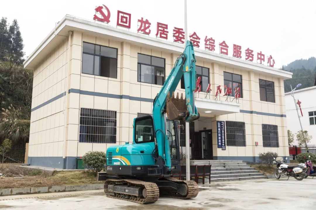 校企合作精准扶贫，产教融合振兴乡村 | 安博官网体育(中国)有限公司官网
智能向合作院校对口扶贫点捐赠挖掘机