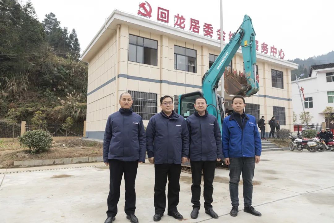校企合作精准扶贫，产教融合振兴乡村 | 安博官网体育(中国)有限公司官网
智能向合作院校对口扶贫点捐赠挖掘机