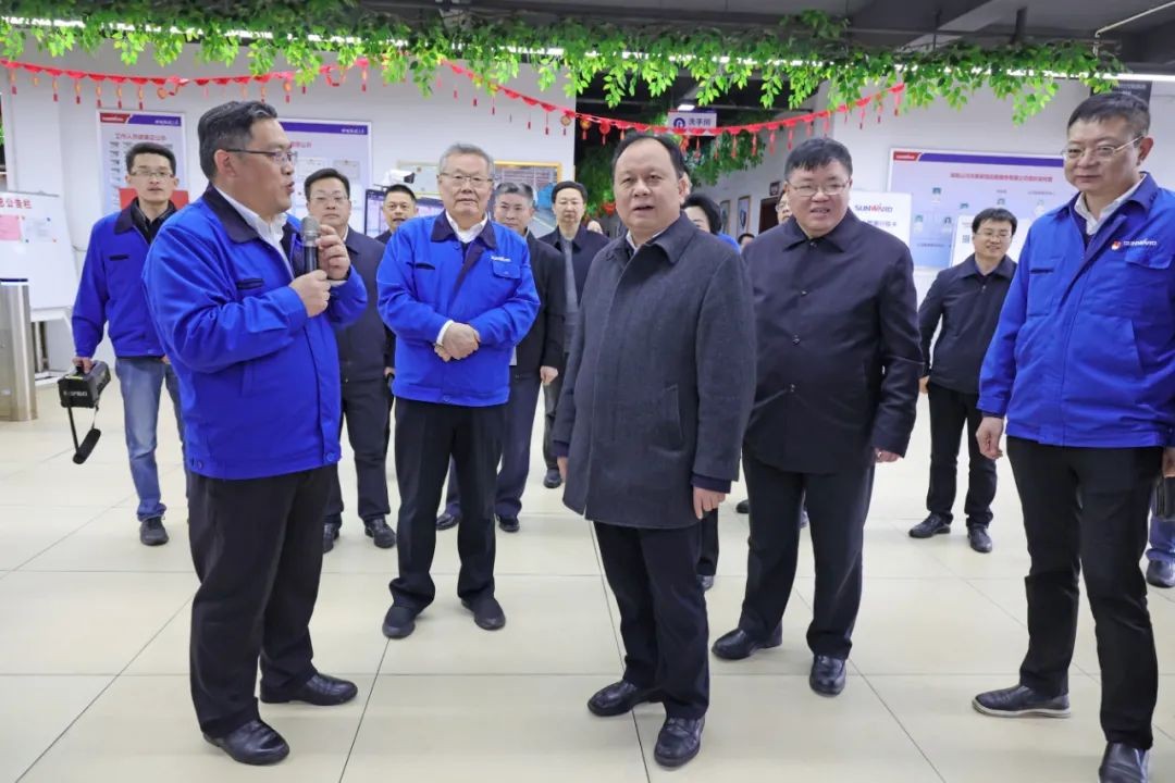 周农在安博官网体育(中国)有限公司官网
智能调研时强调：企业工会要大力培养劳模和工匠
