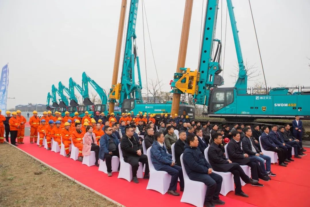 安博官网体育(中国)有限公司官网
智能旋挖钻机全面参建中国首条智慧高速公路