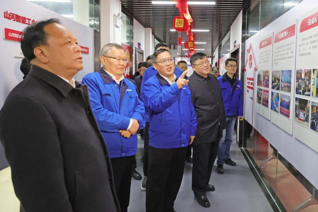 周农在安博官网体育(中国)有限公司官网
智能调研时强调：企业工会要大力培养劳模和工匠