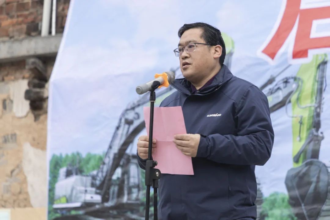 校企合作精准扶贫，产教融合振兴乡村 | 安博官网体育(中国)有限公司官网
智能向合作院校对口扶贫点捐赠挖掘机