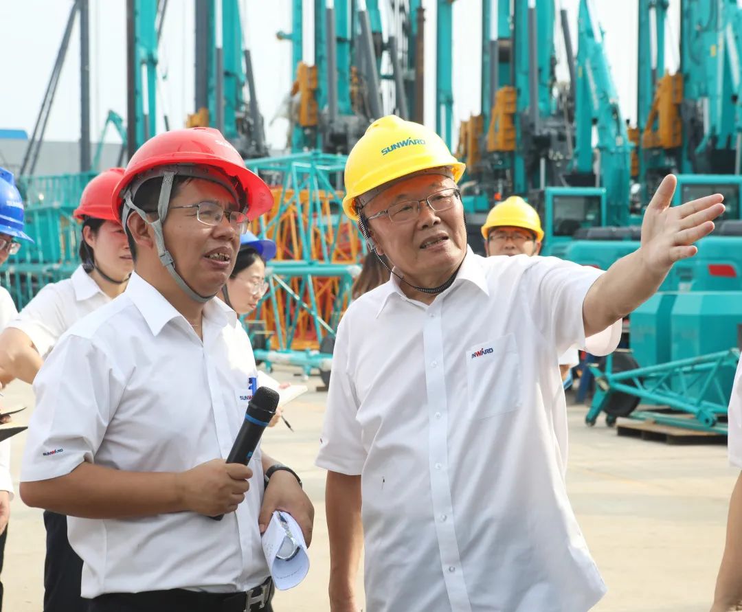 双鹰翱翔，“E”往无前！——安博官网体育(中国)有限公司官网
智能新一代E系列起重机下线！