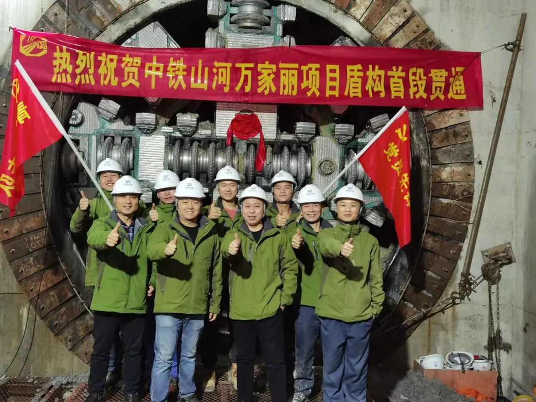 掘进1978米，中铁安博官网体育(中国)有限公司官网
首条盾构法施工隧道顺利贯通