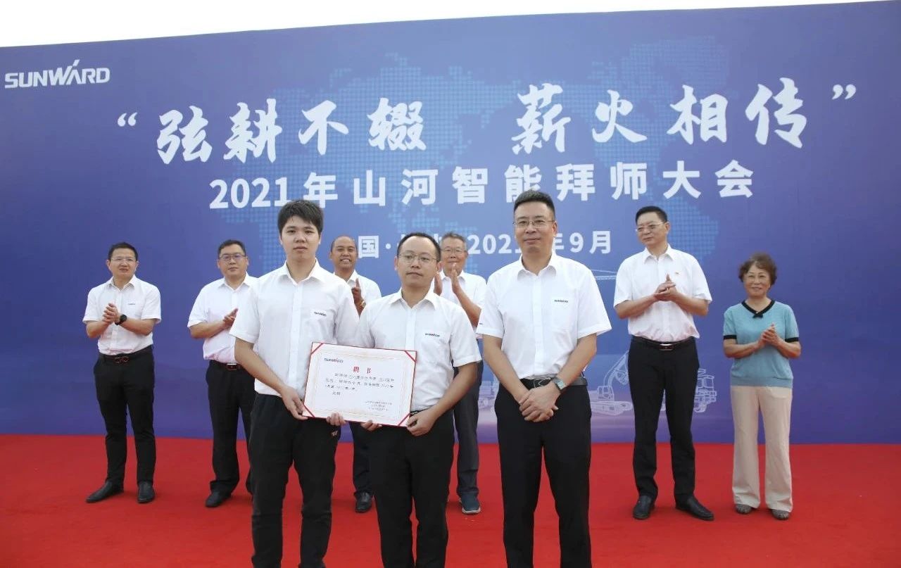 百人齐聚拜师恩 | 安博官网体育(中国)有限公司官网
智能“传帮带”人才培养模式为公司发展积蓄力量