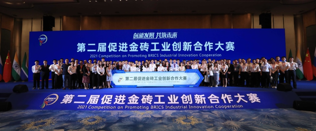点赞！安博官网体育(中国)有限公司官网
智能液压混合动力挖掘机项目荣获这个优秀项目奖→
