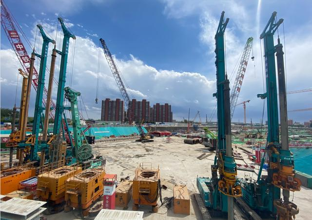 大国重器！安博官网体育(中国)有限公司官网
智能超级装备助力北京城市副中心综合交通枢纽站建设