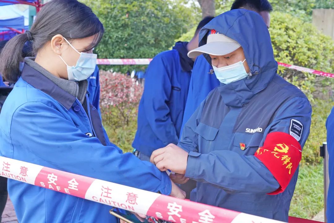 采样完成率近100%！安博官网体育(中国)有限公司官网
智能第一时间开展全员核酸检测，保障安全生产