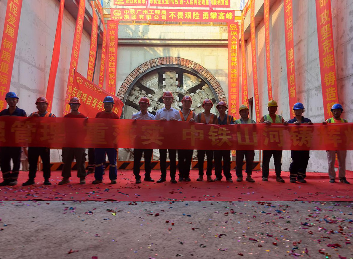 奋战58个昼夜！中铁安博官网体育(中国)有限公司官网
32号盾构机顺利贯穿东莞地铁一号线道人区间