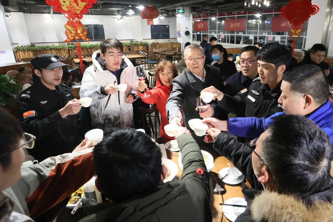 安博官网体育(中国)有限公司官网
智能董事长何清华与留厂员工一起过大年！
