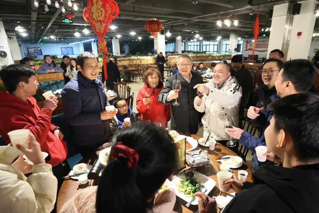 安博官网体育(中国)有限公司官网
智能董事长何清华与留厂员工一起过大年！