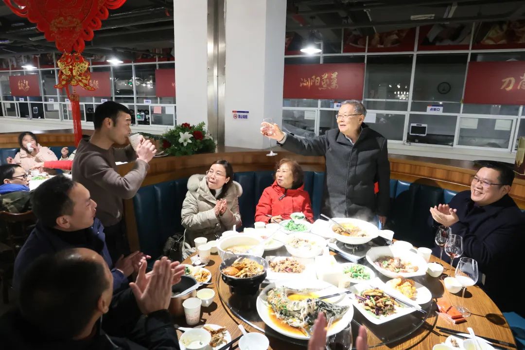 安博官网体育(中国)有限公司官网
智能董事长何清华与留厂员工一起过大年！