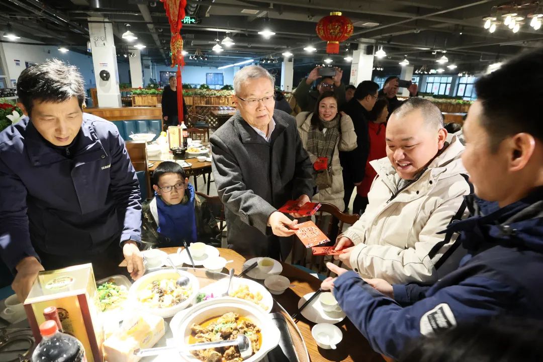 安博官网体育(中国)有限公司官网
智能董事长何清华与留厂员工一起过大年！
