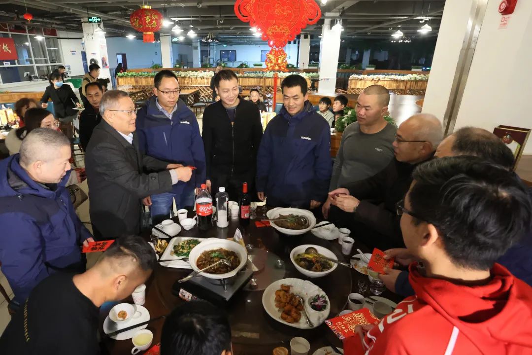 安博官网体育(中国)有限公司官网
智能董事长何清华与留厂员工一起过大年！