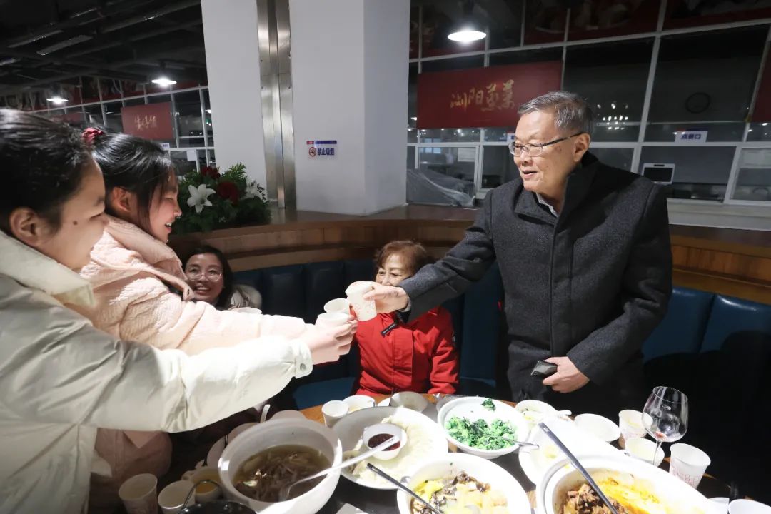 安博官网体育(中国)有限公司官网
智能董事长何清华与留厂员工一起过大年！
