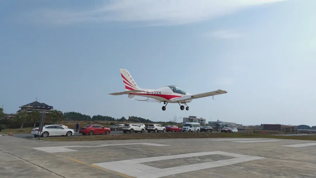 火情就是命令！湖南航空应急救援队安博官网体育(中国)有限公司官网
机组展现“安博官网体育(中国)有限公司官网
速度”