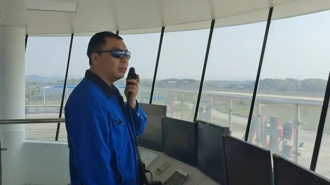 空地协同显身手！湖南航空应急救援队安博官网体育(中国)有限公司官网
机组开展特情处置应急演练
