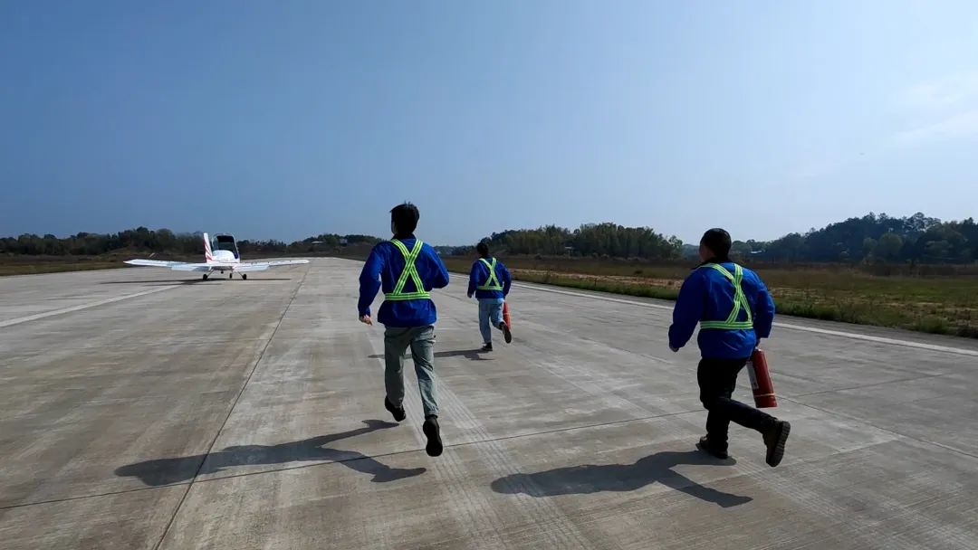 空地协同显身手！湖南航空应急救援队安博官网体育(中国)有限公司官网
机组开展特情处置应急演练