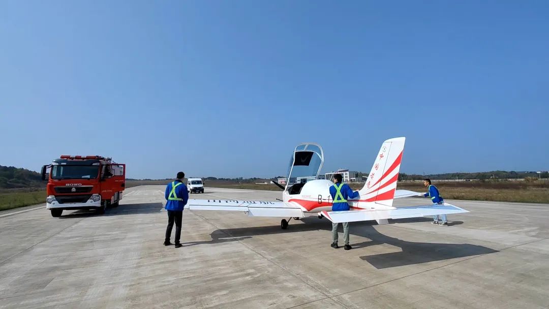 空地协同显身手！湖南航空应急救援队安博官网体育(中国)有限公司官网
机组开展特情处置应急演练