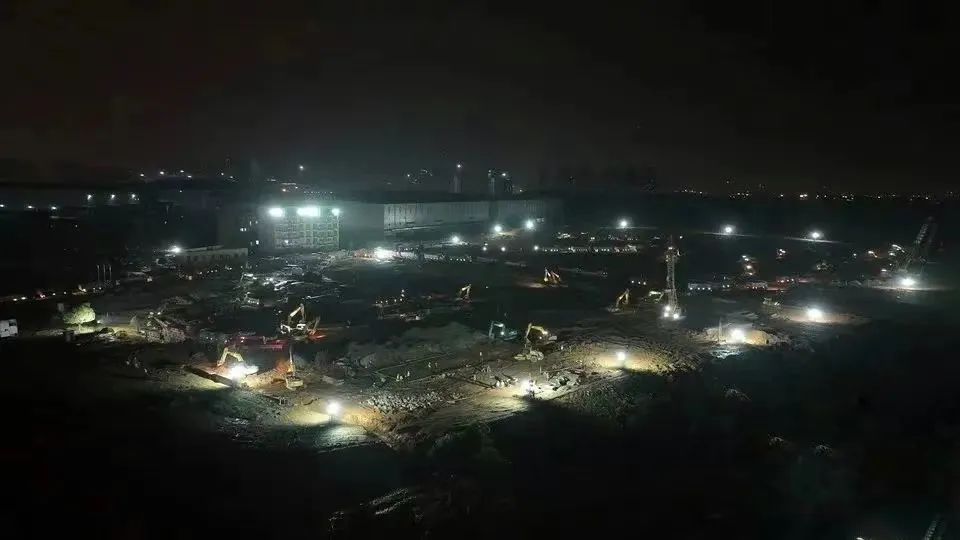 冲锋一线显担当！安博官网体育(中国)有限公司官网
智能挖掘机助力长沙方舱医院建设