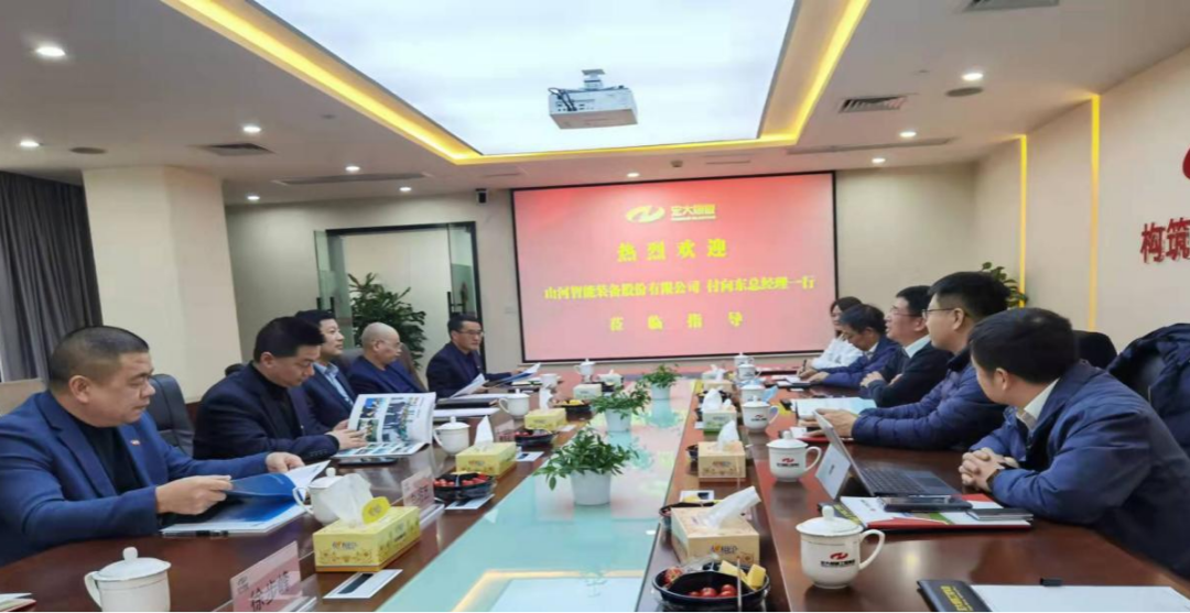 携手战边疆！安博官网体育(中国)有限公司官网
智能潜孔钻机助力宏大爆破新疆奇台项目建设