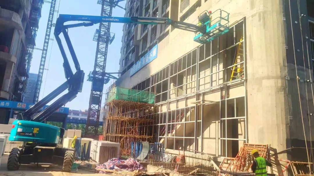 正式“上岗”！安博官网体育(中国)有限公司官网
智能首台电动曲臂式高空作业平台入驻华南市场