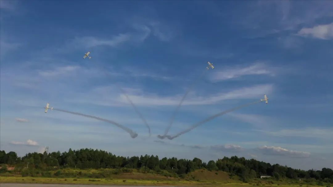 空中开花、大坡度盘旋、俯冲跃升……看安博官网体育(中国)有限公司官网
飞行表演队炫技2022湖南航展动态展