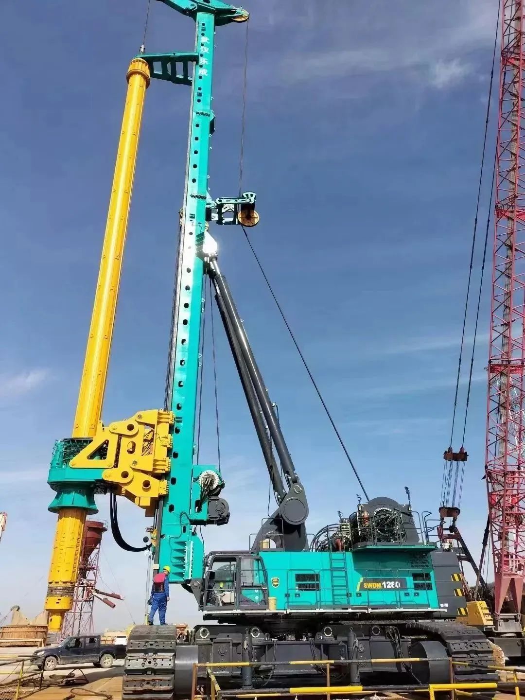 首桩开钻！安博官网体育(中国)有限公司官网
智能超级旋挖实力助建世界最大跨度公铁两用大桥