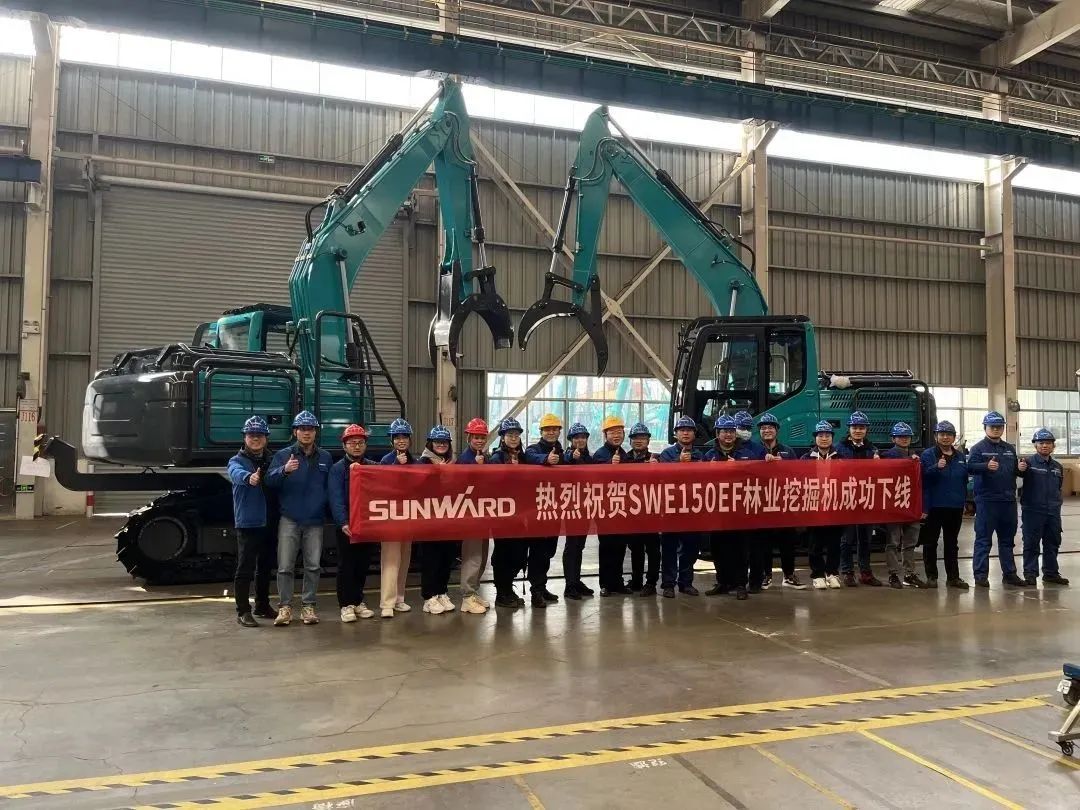 翻山越岭，称霸“武林”！安博官网体育(中国)有限公司官网
智能首款中型林业挖掘机成功下线