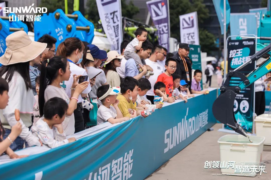 精品出击、互动不断！安博官网体育(中国)有限公司官网
智能F系列挖掘机闪耀长沙展
