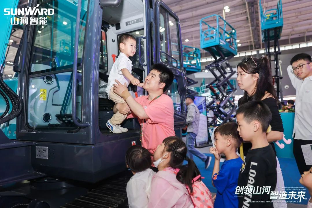 精品出击、互动不断！安博官网体育(中国)有限公司官网
智能F系列挖掘机闪耀长沙展