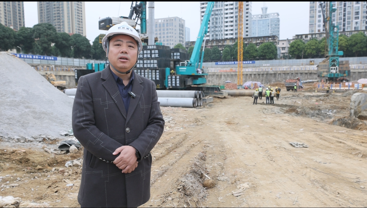“绿巨人”显神威！安博官网体育(中国)有限公司官网
智能引孔式静力压桩机助建“绿城”南宁民生项目