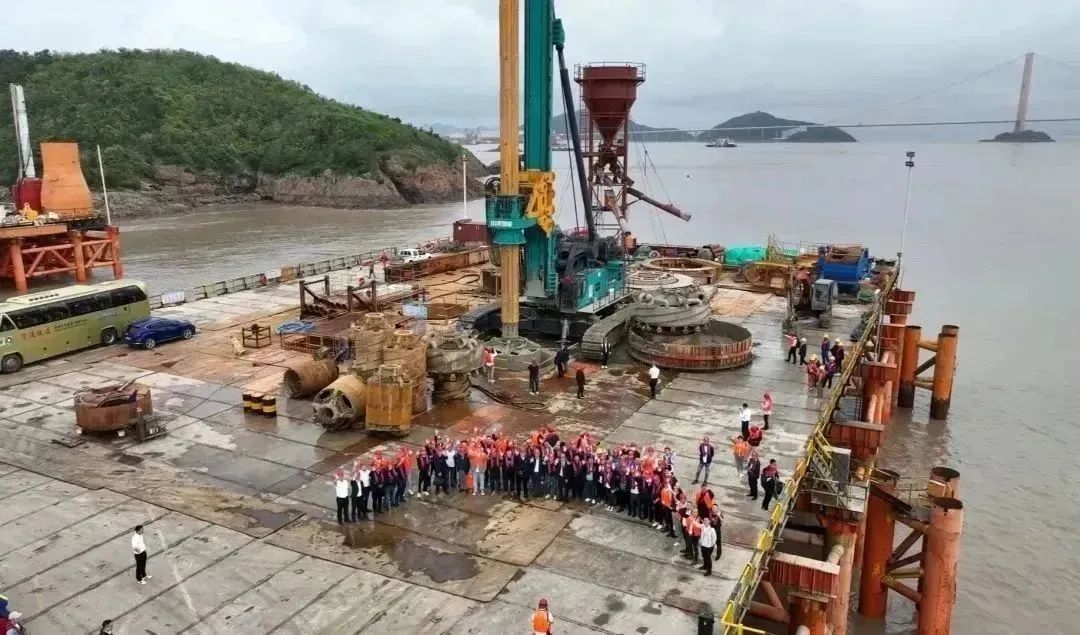 全面告捷！安博官网体育(中国)有限公司官网
智能超级旋挖钻机圆满完成甬舟铁路西堠门公铁两用大桥桩基施工任务