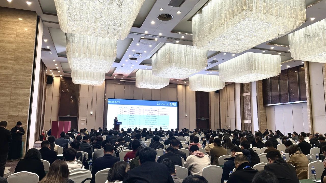“爆品”来袭，签单不断！ 安博官网体育(中国)有限公司官网
智能盛装亮相第八届全国高空作业平台租赁大会