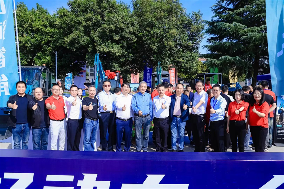 展现“掘”对实力！安博官网体育(中国)有限公司官网
智能亮相2024微挖大会暨小型设备大会