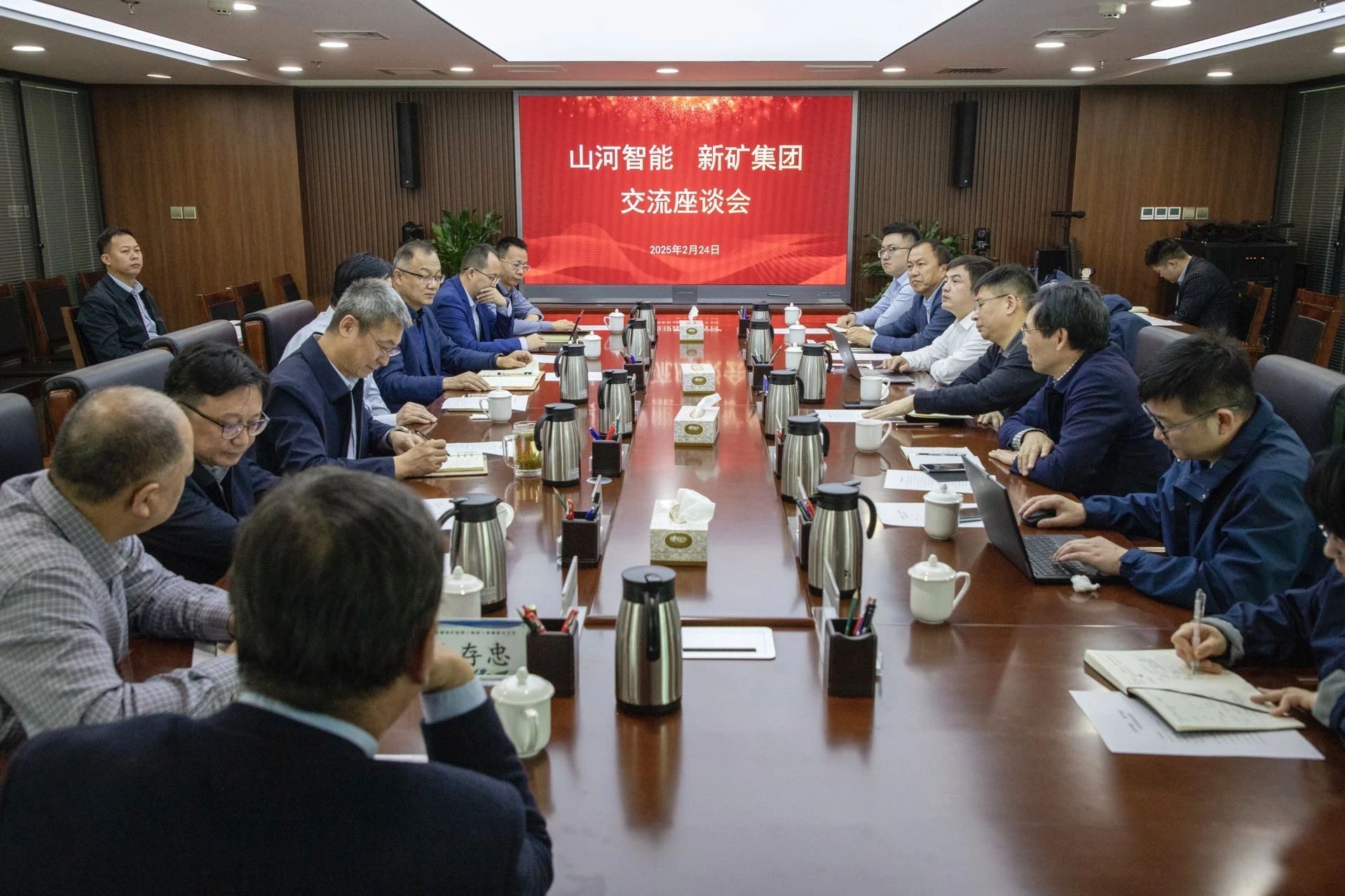 共筑智慧矿山，安博官网体育(中国)有限公司官网
智能董事长付向东率队赴新疆拜访新矿集团、八钢矿业