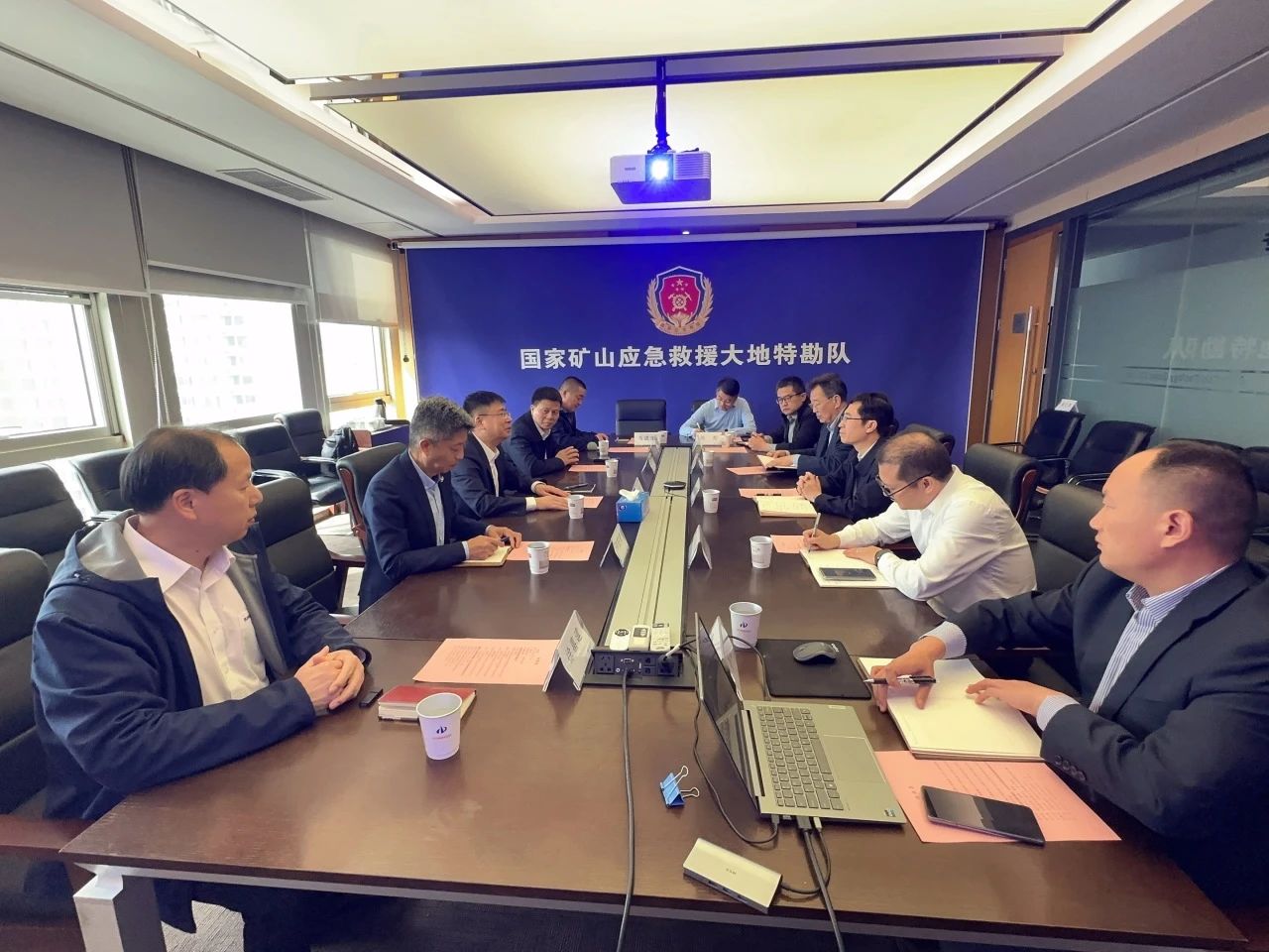 安博官网体育(中国)有限公司官网
智能董事长付向东带队拜访中煤地质总局、大地特勘公司